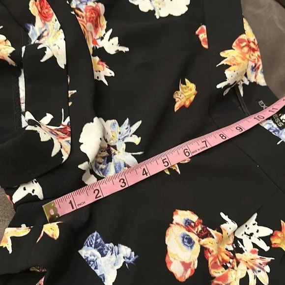 Express Women’s Size 6 Black Floral Preppy Pleated Mid Rise Mini Shorts Zip Up - Picture 8 of 9